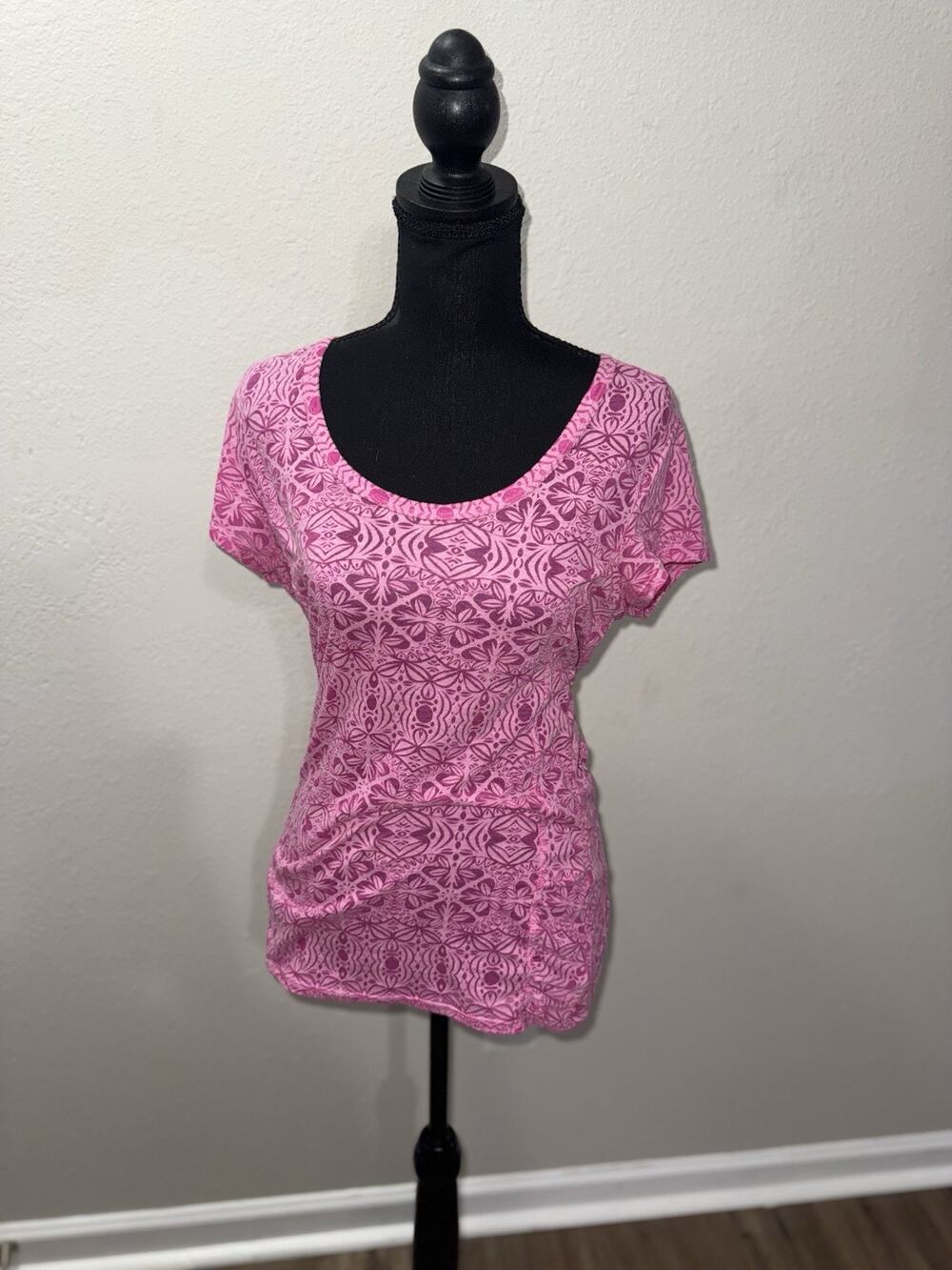 Athleta Pink Burnout Geometric Medallion Top M Short Sleeve Scoop Neck Tee